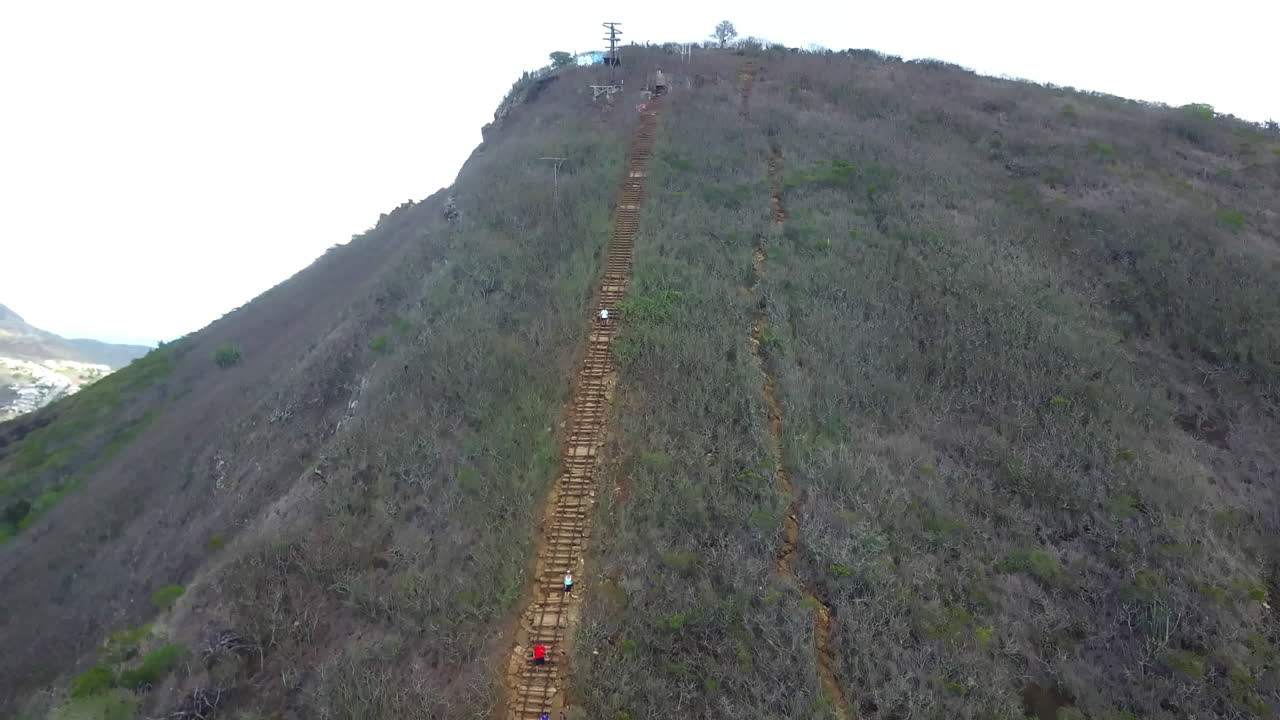 vista aérea ascendente del comienzo del sendero ferroviario del cráter koko, oahu, hawaii