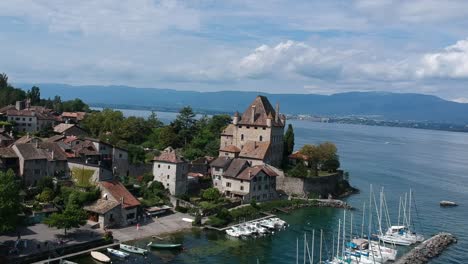 Vistas-Aéreas-Del-Pueblo-De-Yvoire,-En-Francia