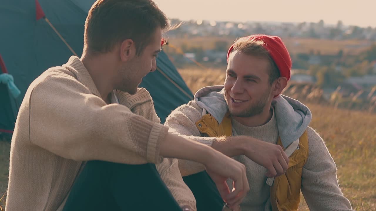사랑스러운 동성애 커플이 관광 캠프에서 함께 시간을 보내고 있습니다.