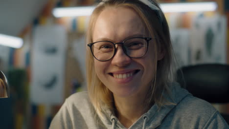 retrato de una mujer sonriente