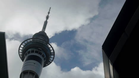 Mid-Shot-Sky-Tower-En-Auckland,-Nueva-Zelanda