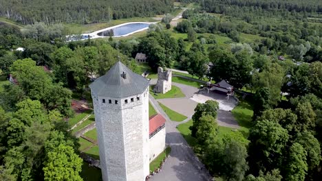 antena de paide ordulinnus y vallitorn - una torre histórica en estonia