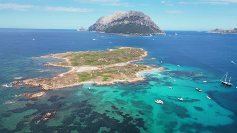 Insel-Tavolara-Und-Isola-Piana,-Umgeben-Von-Booten-Und-Türkisblauem-Meer-In-Sardinien,-Italien---Antenne-4k