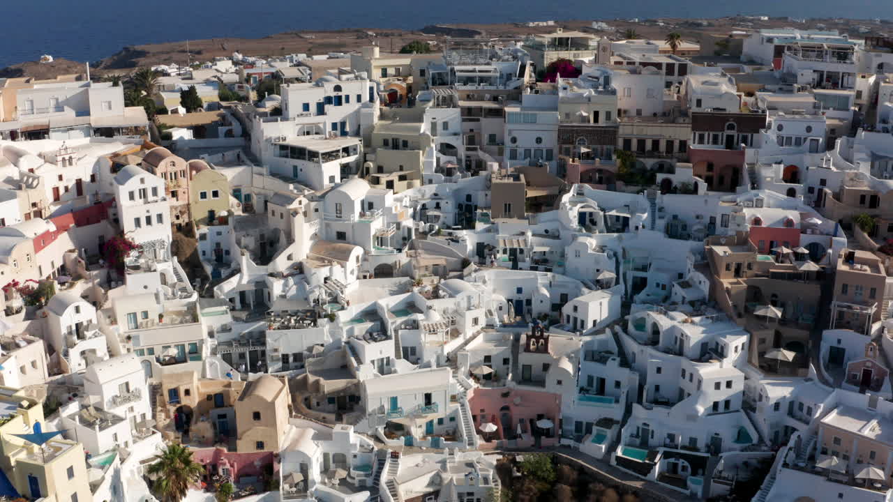 ciudad costera de oia con casas encaladas en santorini, grecia
