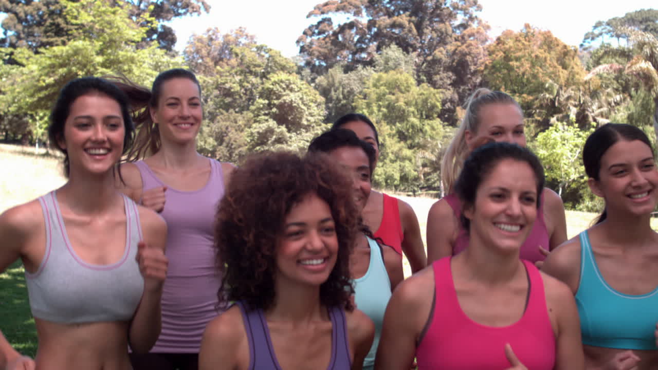 Corso di fitness che fa jogging sul posto insieme