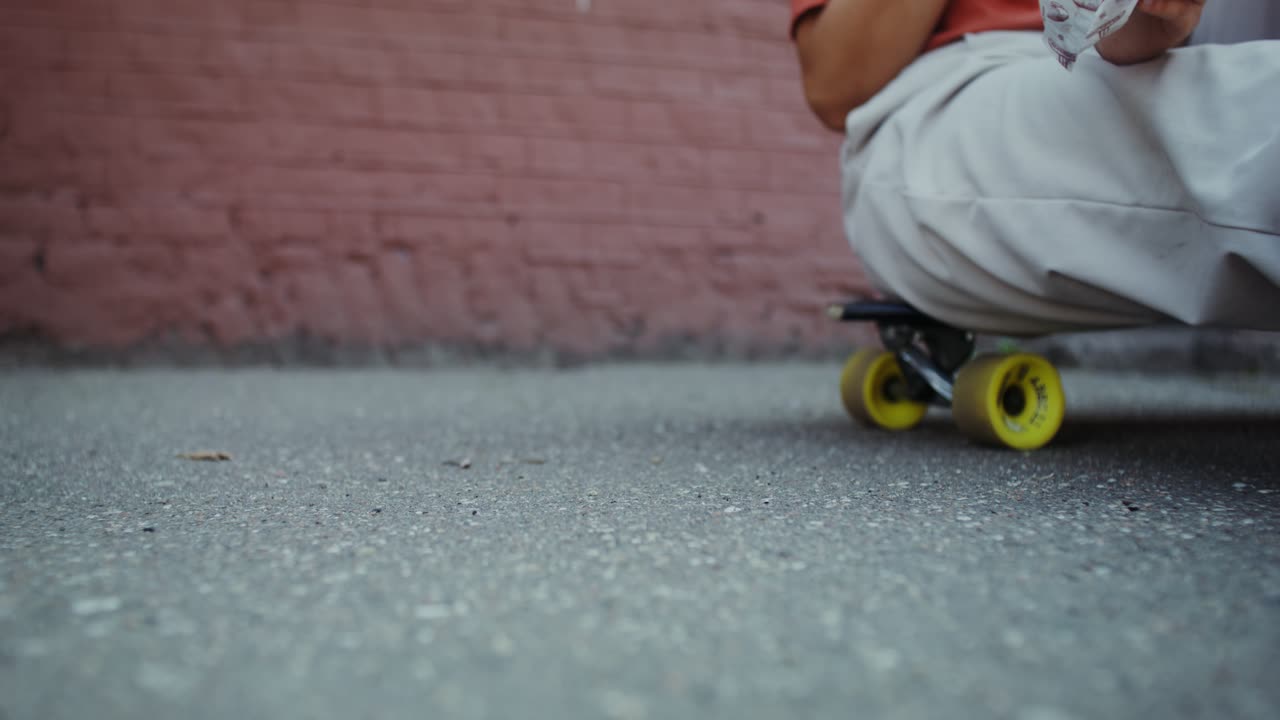 레모네이드와 함께 스케이트보드에 앉아있는 여자