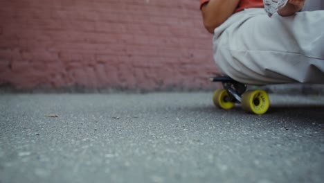 mujer sentada en el skateboard con limonada