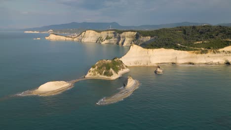 hermosa imagen en órbita sobre el cabo drastis en corfú, grecia