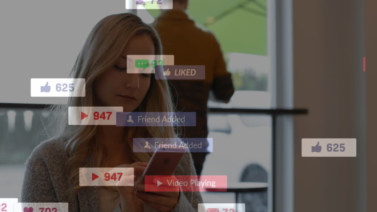 animación del procesamiento de datos de las redes sociales sobre una mujer caucásica que usa un teléfono inteligente
