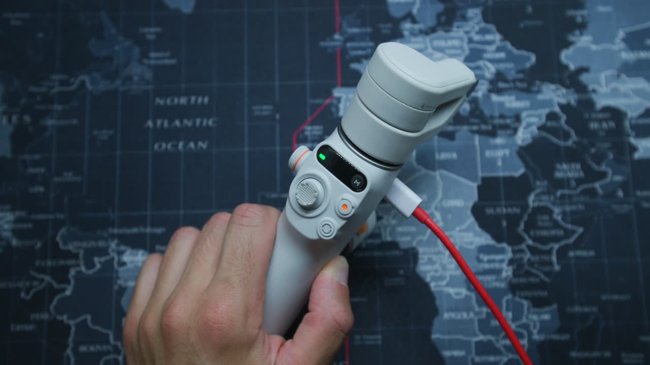 usb 케이블을 충전하기 위해 osmo 모바일 안정 장치에 연결합니다.