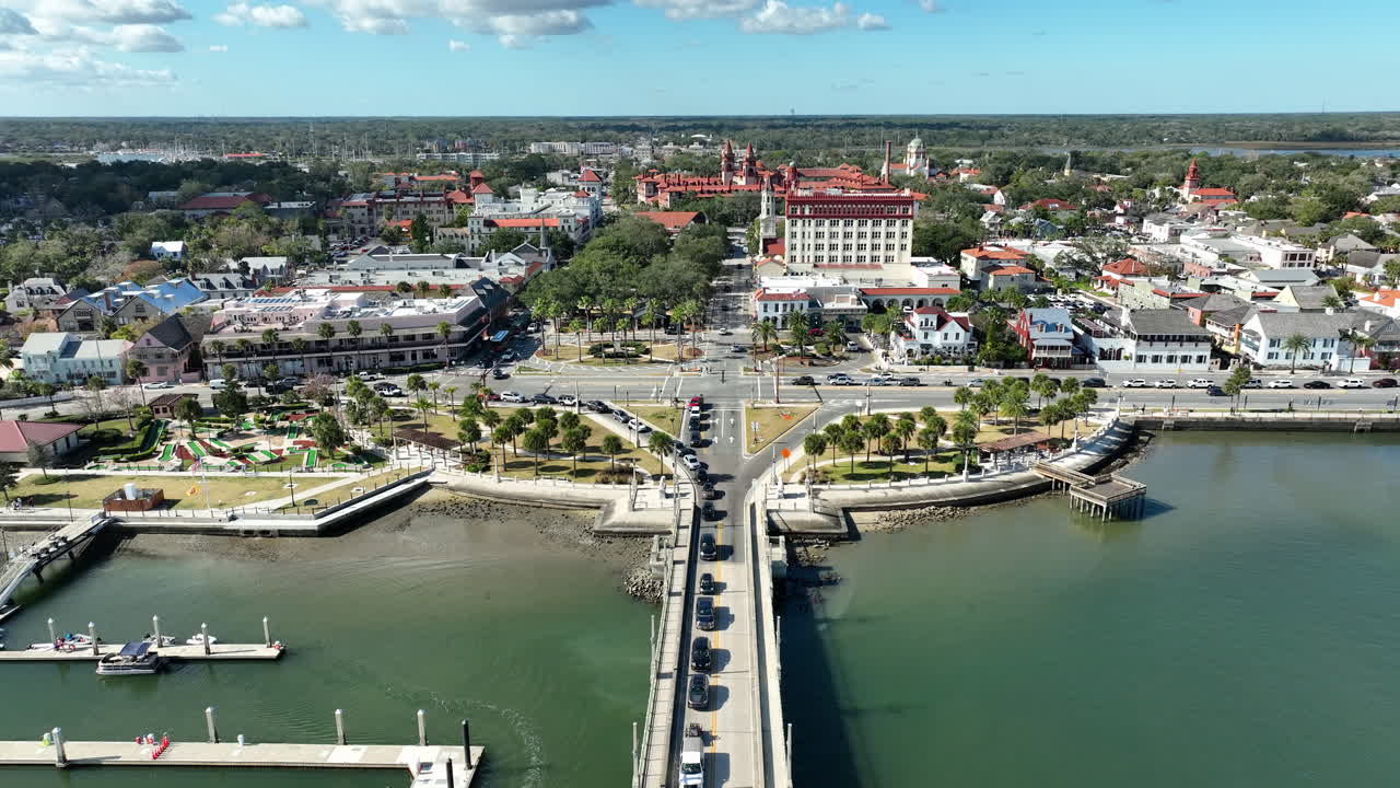 Ett högt luftperspektiv fångar det historiska hjärtat av St. Augustine inramat av marinor, broar och kustvattenvägar