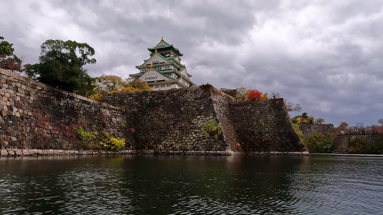 vista desde el foso del castillo al famoso castillo de osaka en japón