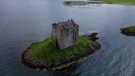 Cerrar-Imágenes-De-Drones-Aéreos-De-4k-Del-Castillo-En-La-Isla-Rodeada-De-Agua-En-Las-Tierras-Altas-De-Escocia,-Reino-Unido