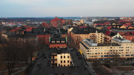 Vista-Aérea-De-La-Ciudad-Desde-Un-Dron-Que-Retrocede.-Barrio-De-La-Ciudad-Con-Gran-Variedad-De-Edificios.-Estocolmo,-Suiza