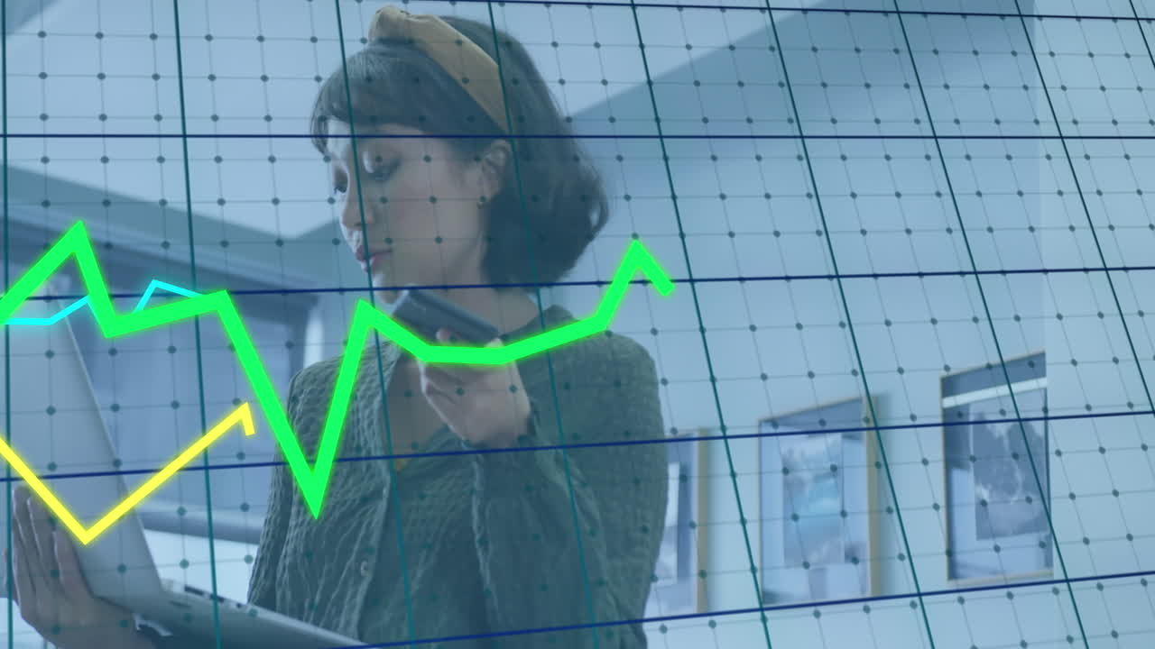 animación de procesamiento de datos estadísticos sobre mujer asiática con computadora portátil hablando en teléfono inteligente en la oficina