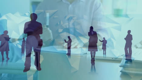 hombres de negocios firmando documentos y estrechándose la mano con siluetas de personas en primer plano