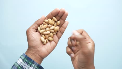 un puñado de pistachos