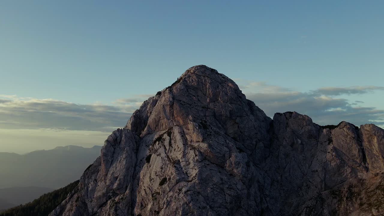 Avanzamento con drone che riprende bellissime montagne nelle Alpi all'alba con cielo sereno in 4K