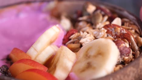 un delicioso y saludable desayuno con yogur, fruta y granola