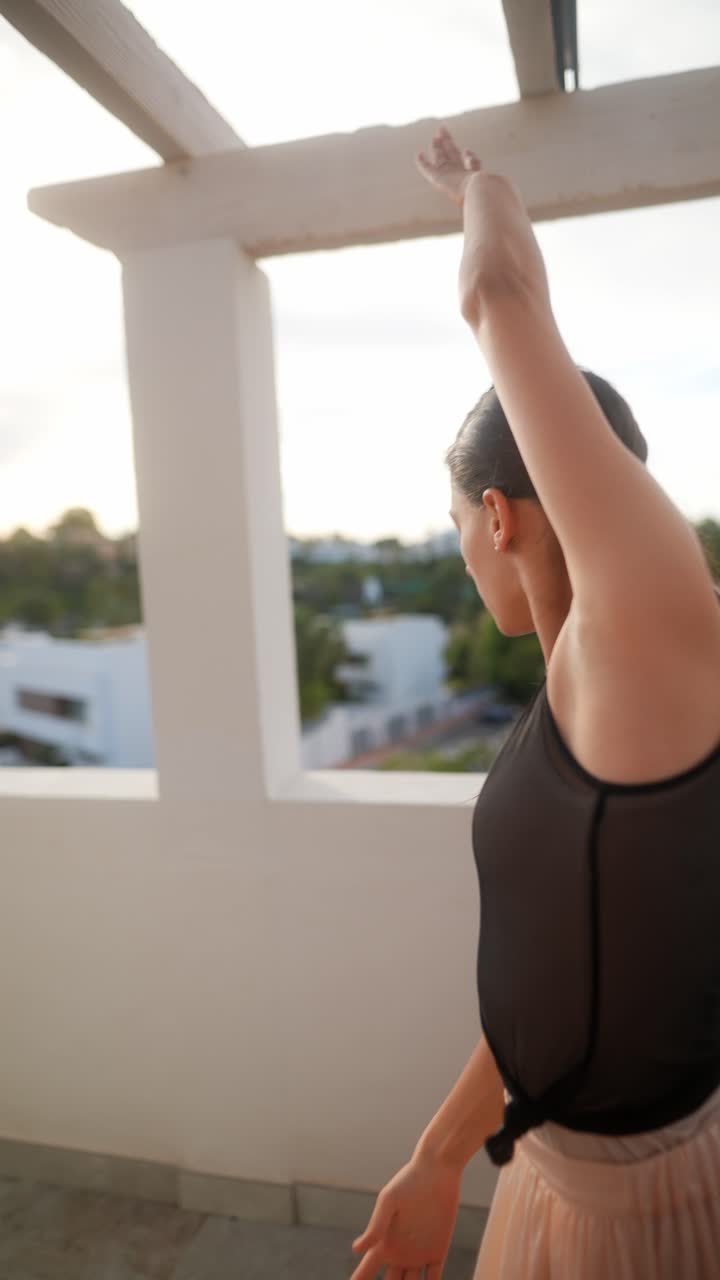 지붕 위 에 있는 발레 댄서