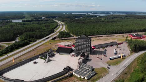 vista de drones del centro inacabado de la puerta del dragón en suecia, aéreo