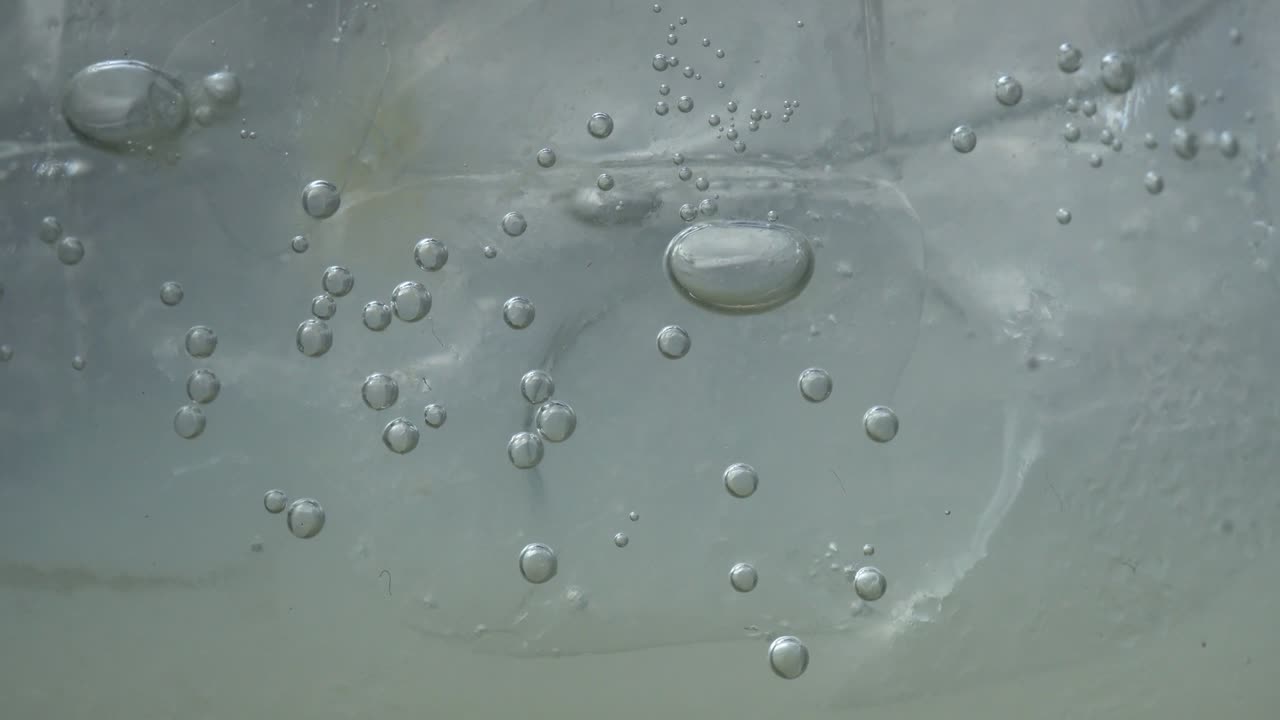 капли воды на стакане.