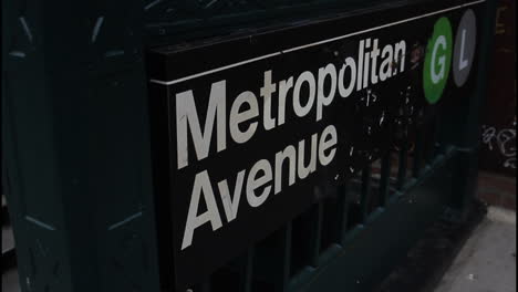 metropolitan avenue subway station sign