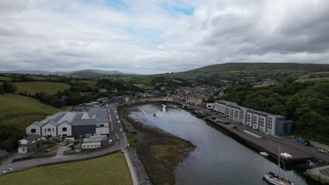 Bantry-Stadt-Und-Hafen-Im-Südwesten-Der-Grafschaft-Cork,-Irland-Luftdrohnenansicht