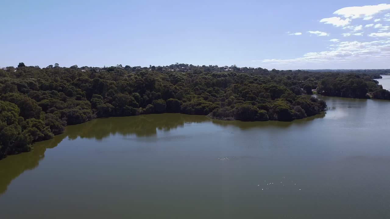 Vista aérea panorámica a la derecha sobre el lago Joondalup, Perth, en un día soleado
