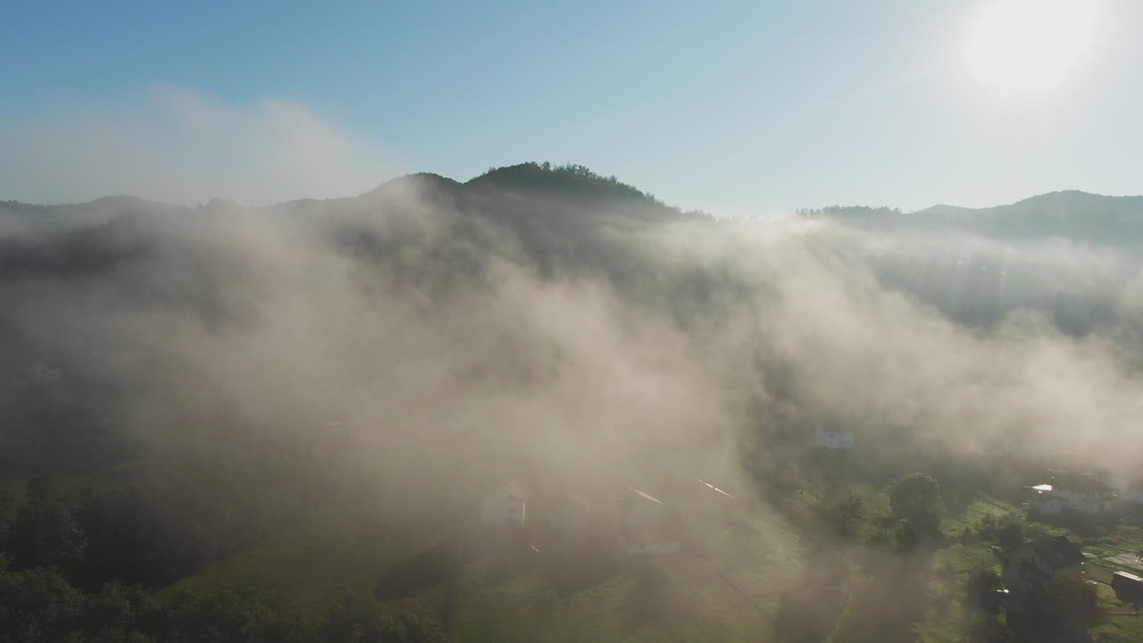 안개가 가득한 산 마을