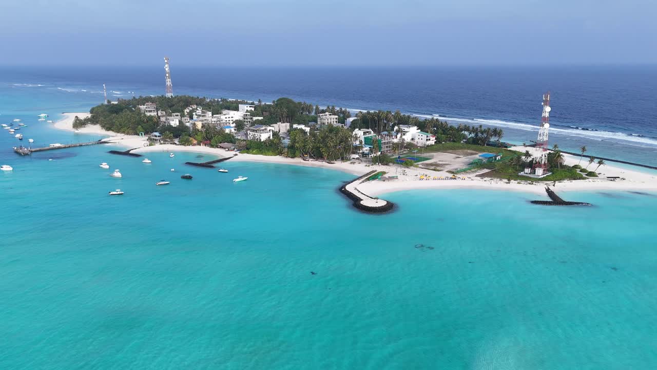 Quang cảnh trên không của Đảo Fulidhoo và đầm phá Rạn san hô Maldives 4K