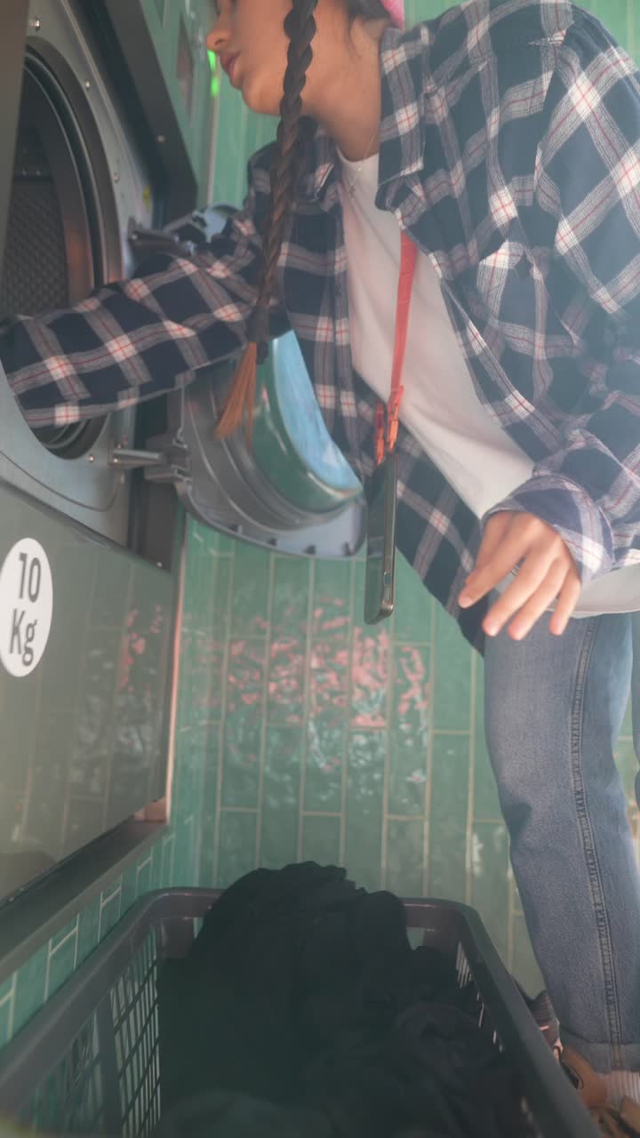 세탁기에 옷을 고 있는 사람