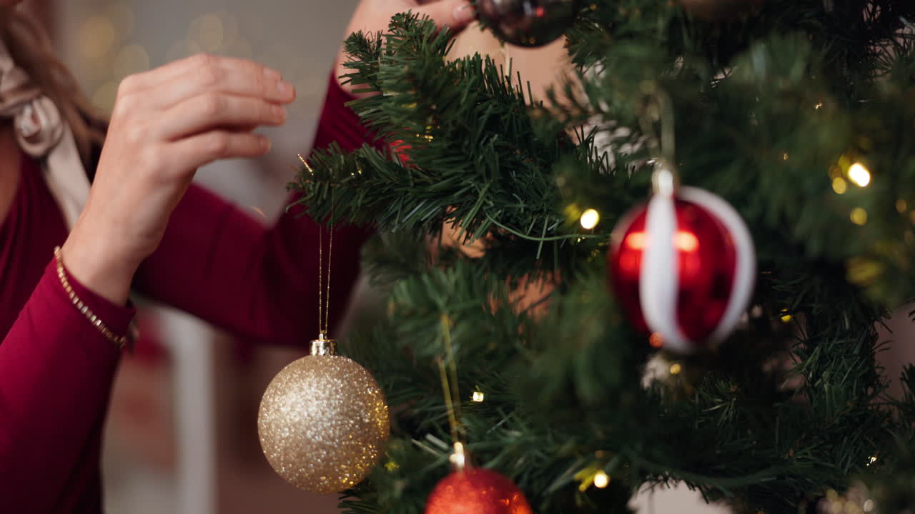 mujer decorando el árbol de Navidad