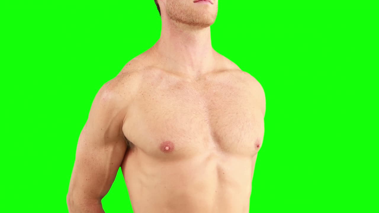 hombre musculoso flexionando sus músculos