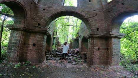 joven explorando una antigua casa abandonada en ruinas en goa, india