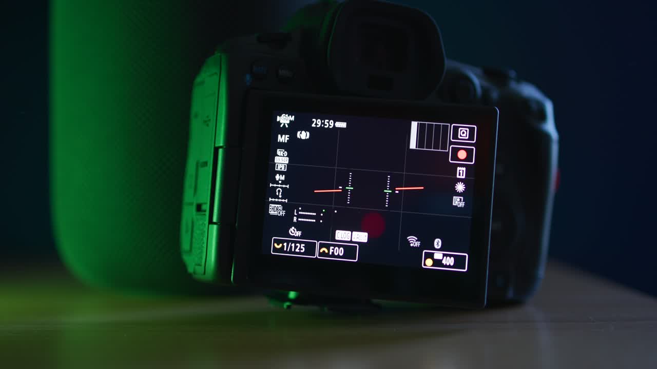 câmera reflex com tela na gravação