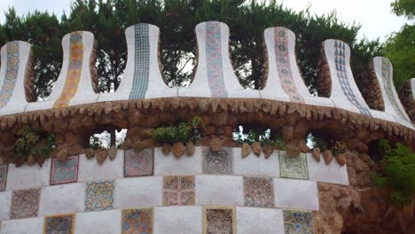 Casa-Del-Guarda,-Puerta-De-Entrada-Inspirada-En-Cuentos-De-Hadas-En-El-Parque-Guell-En-Barcelona,-Cataluña,-España