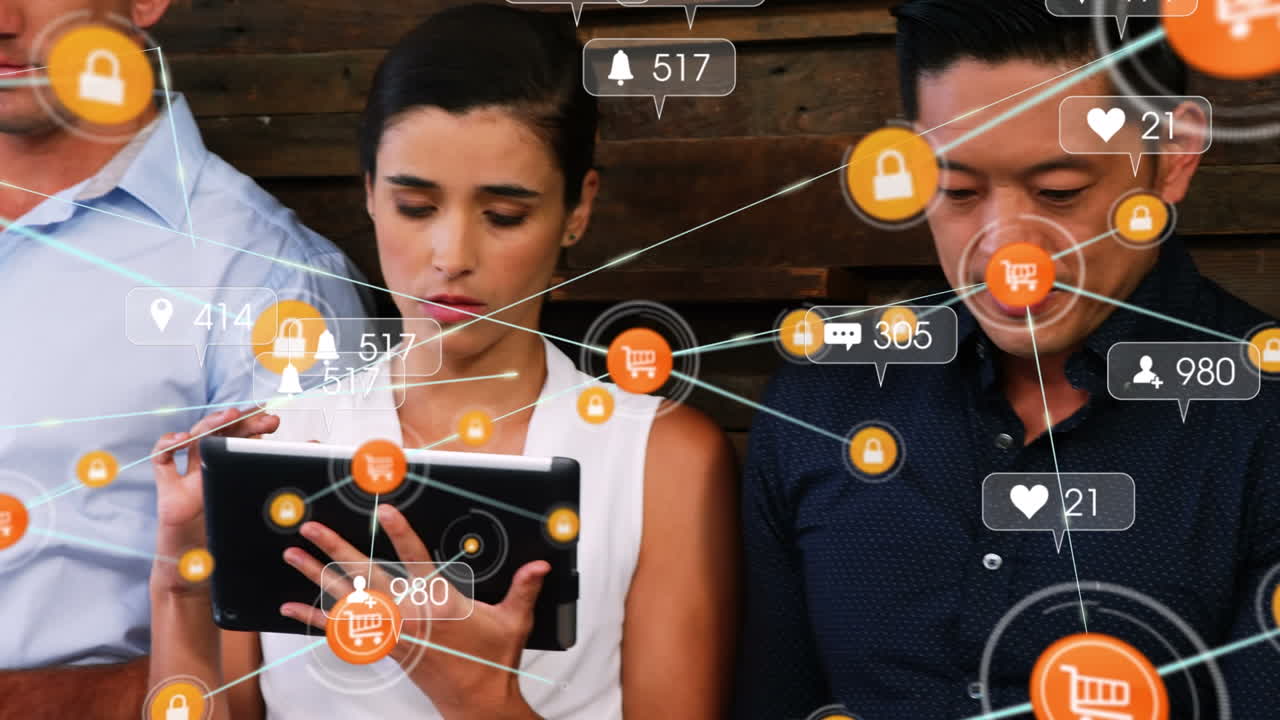 animación de iconos de redes sociales y red de conexiones entre diversas personas que usan tabletas