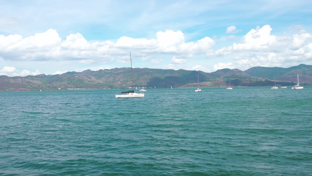 중국 유난의 푸시안 호수에서 흐르는 물.