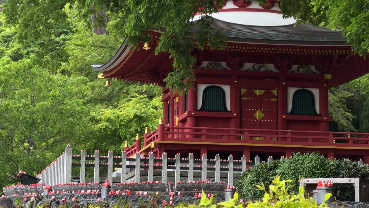 Pagoda rossa al Tempio Katsuo-ji Daruma tra le montagne di Minoh, Prefettura di Osaka, Giappone.
