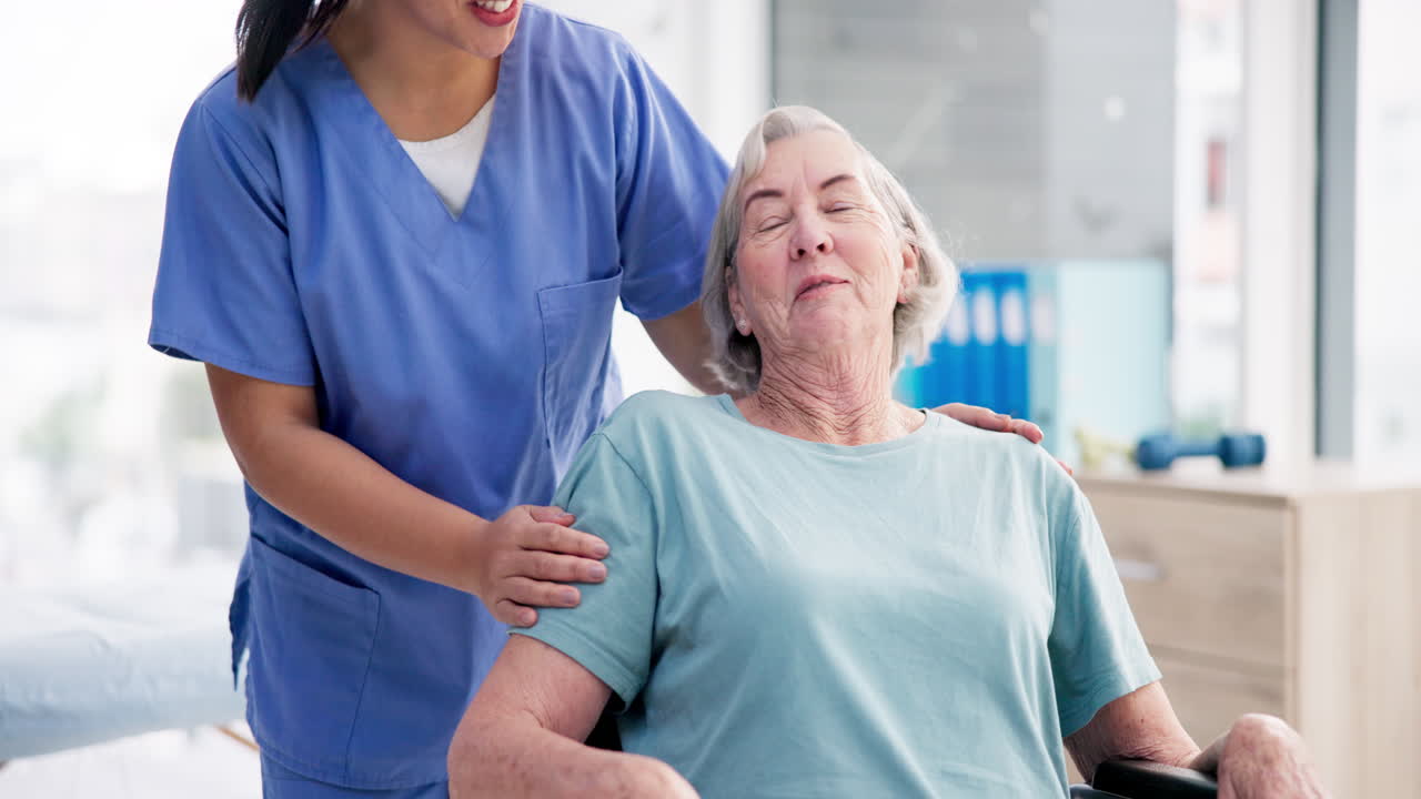 Krankenschwester, Gesundheitswesen und Seniorin im Rollstuhl