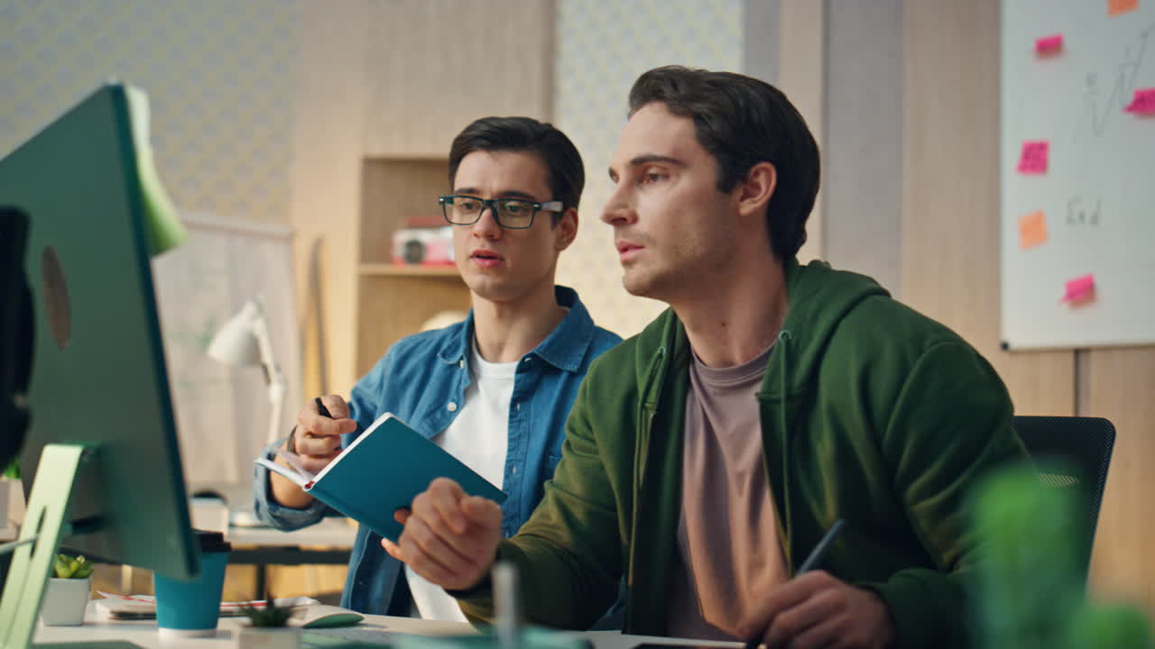 iniciadores creativos haciendo una lluvia de ideas en la oficina de computadoras. colegas discutiendo el proyecto