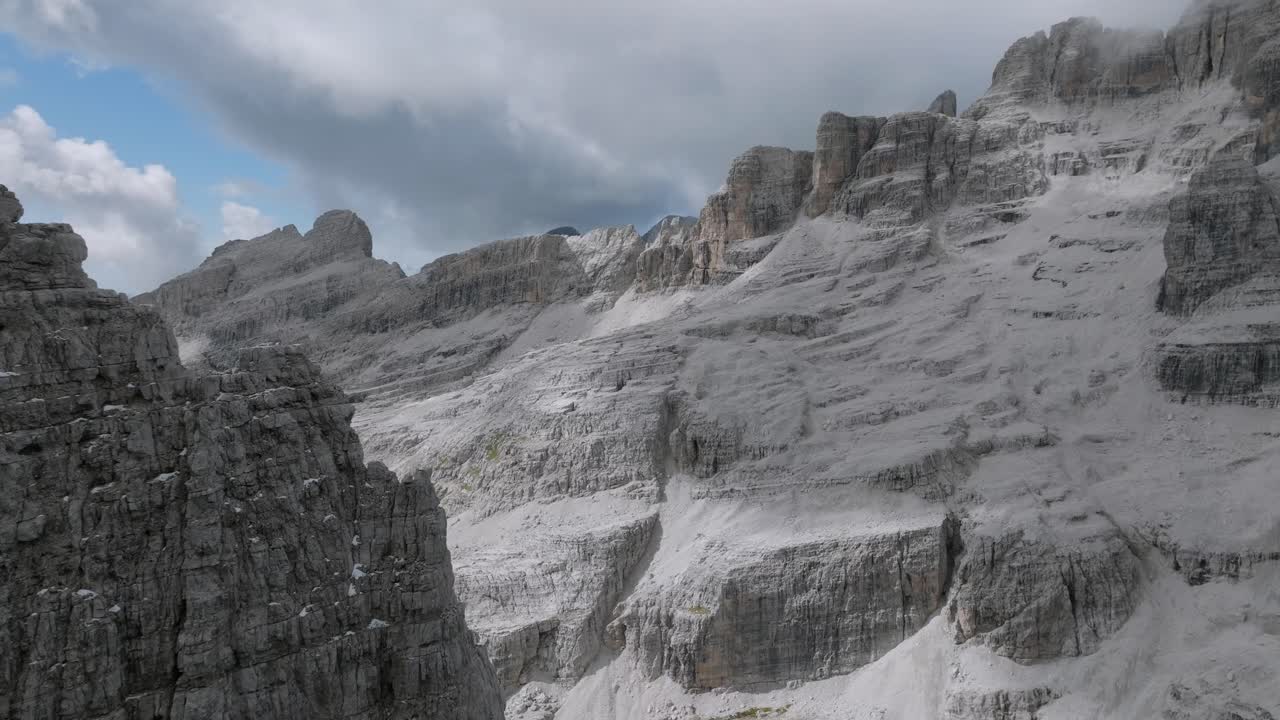 Avrupa, Dolomit Dağları'nda dik eğimli kayalık dağlar boyunca havadan uçuş