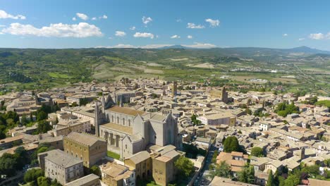 Luftaufnahme-Von-Orvieto-Mit-Umbrischer-Landschaft-Im-Hintergrund