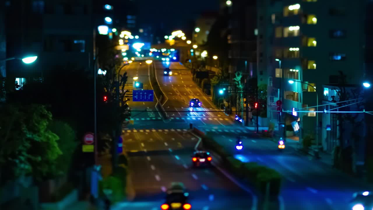 ночной timelapse миниатюрной пробки на улице в центре токио