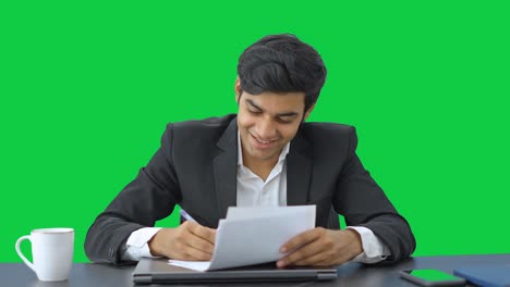 Feliz-Hombre-De-Negocios-Indio-Leyendo-Y-Firmando-El-Contrato-Pantalla-Verde