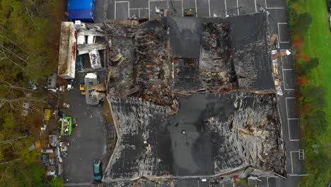 vista aérea de un gran edificio con techo destruido dañado por el fuego, acercar