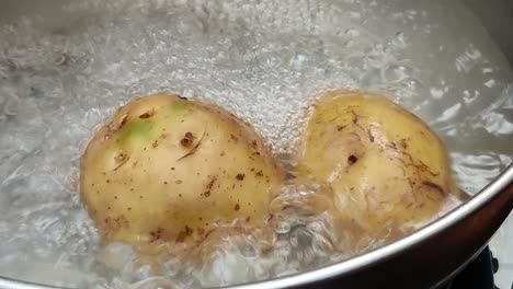 b rollo de papas hirviendo en agua caliente
