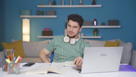 Männlicher-Student,-Der-Am-Burnout-Syndrom-Leidet.