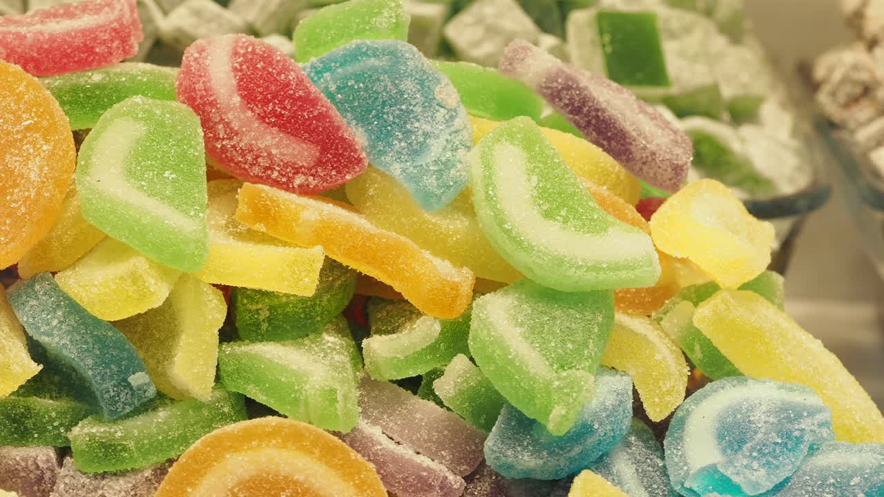 Vibrante surtido de coloridos caramelos de goma recubiertos de azúcar.